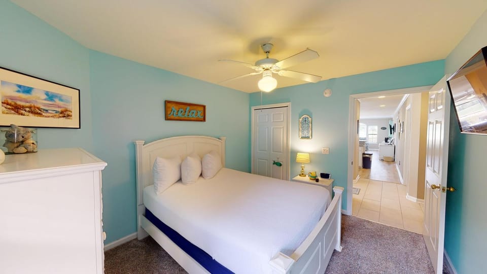 Lakeview Bliss True Blue 3BR Villa Pool Access House in South Carolina