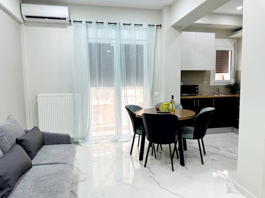 Kitchen or kitchenette, Seating area, Dining area, air conditioner