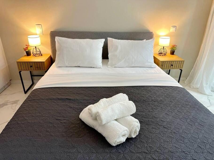 Bed, Photo of the whole room, Bedroom, towels