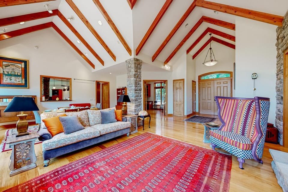 Hawk Cove Manor House in Beaver Lake