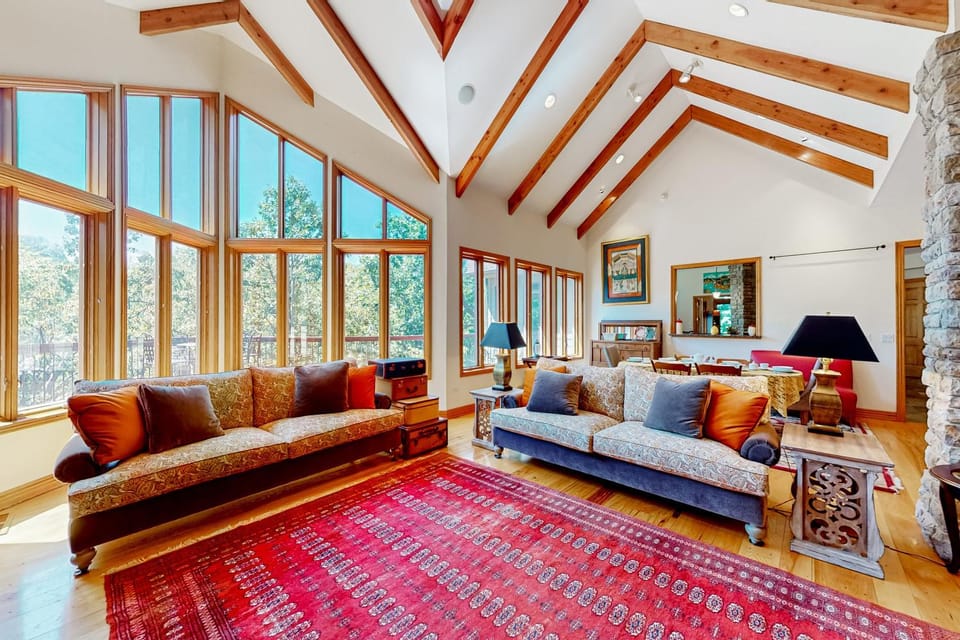 Hawk Cove Manor House in Beaver Lake