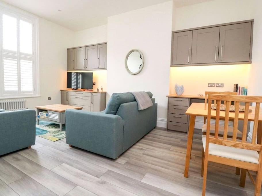 Living room, Seating area, Dining area, internet