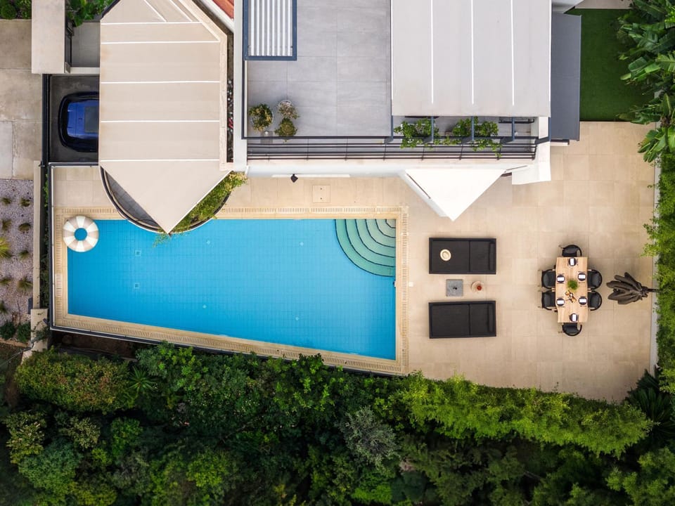 Pool view, Swimming pool, sunbed
