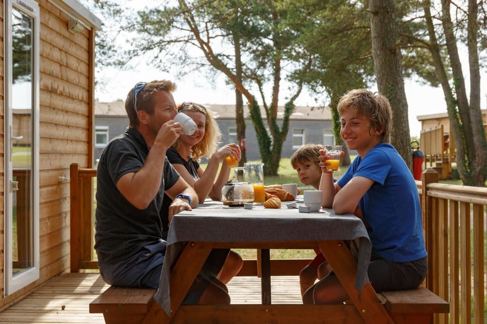 Patio, Breakfast, group of guests