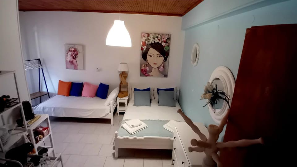 Bed, TV and multimedia, Bedroom