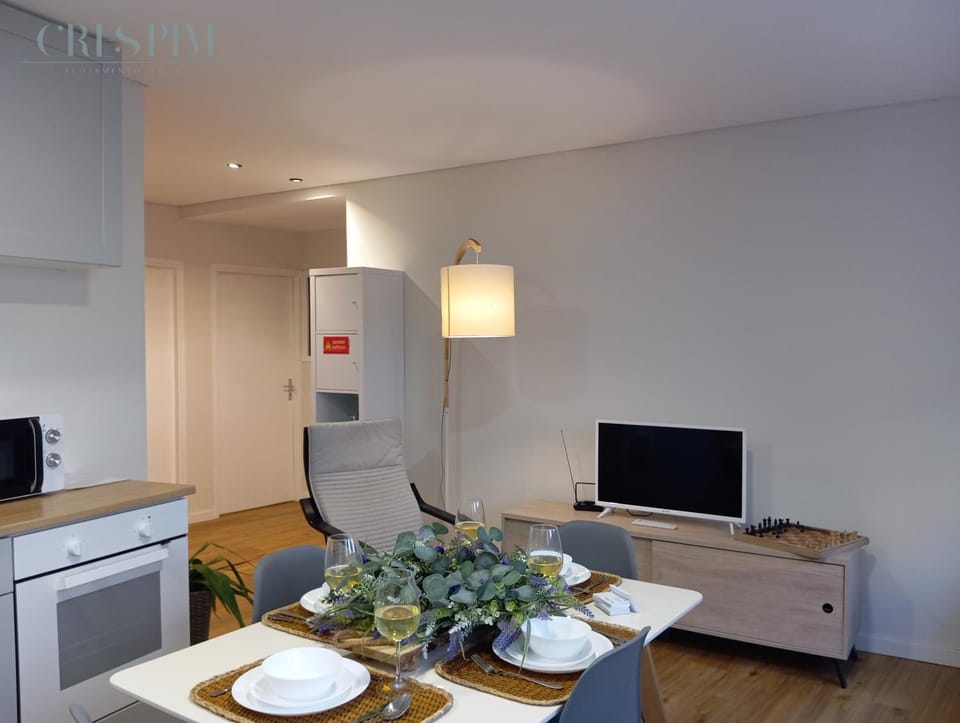 TV and multimedia, Kitchen or kitchenette, Living room, Seating area, Dining area