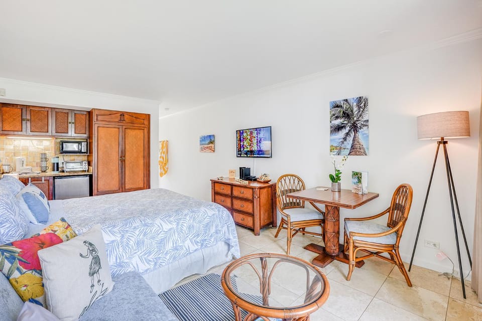 Islander on the Beach 259 "Drift Away" A Oceanview Studio Apartment in Waipouli Beach