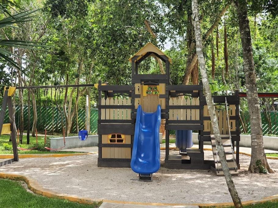 Casa de 3 habitaciones TODAS con baño propio, 3 y medio baños en toal, alberca, cupo hasta 12 personas House in Playa del Carmen