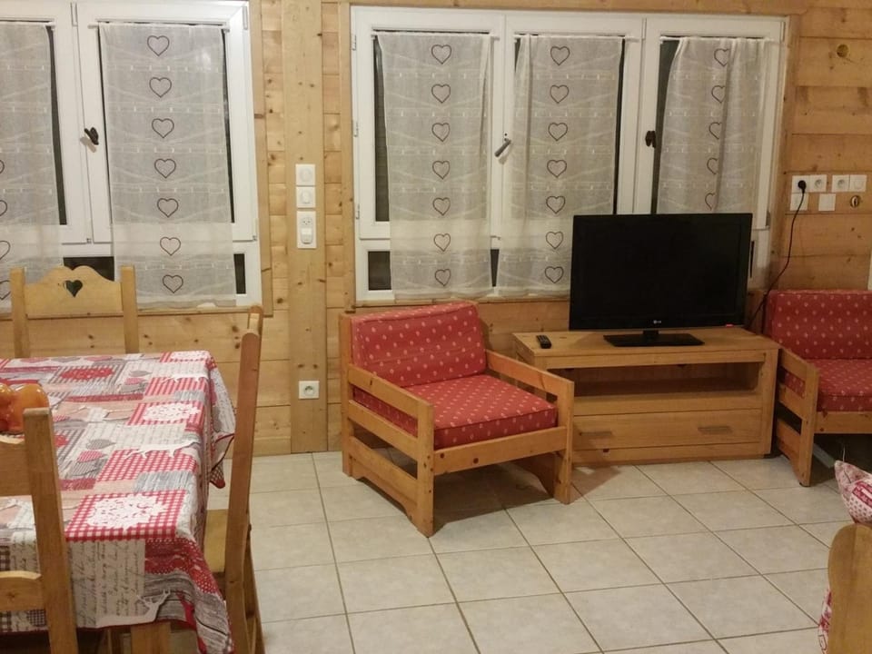Studio cosy avec mezzanine, proche centre Les Gets, à 400m des télécabines, Wi-Fi inclus - FR-1-671-30 Cabin in Les Gets