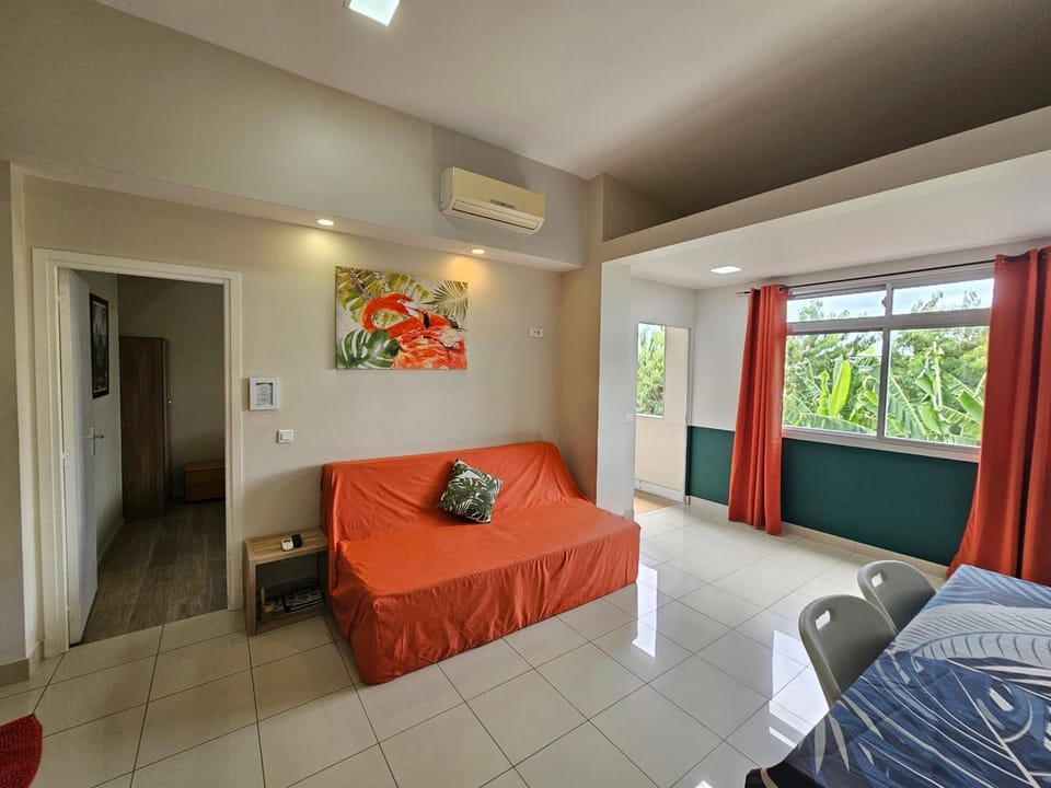 TV and multimedia, Living room, Seating area, air conditioner