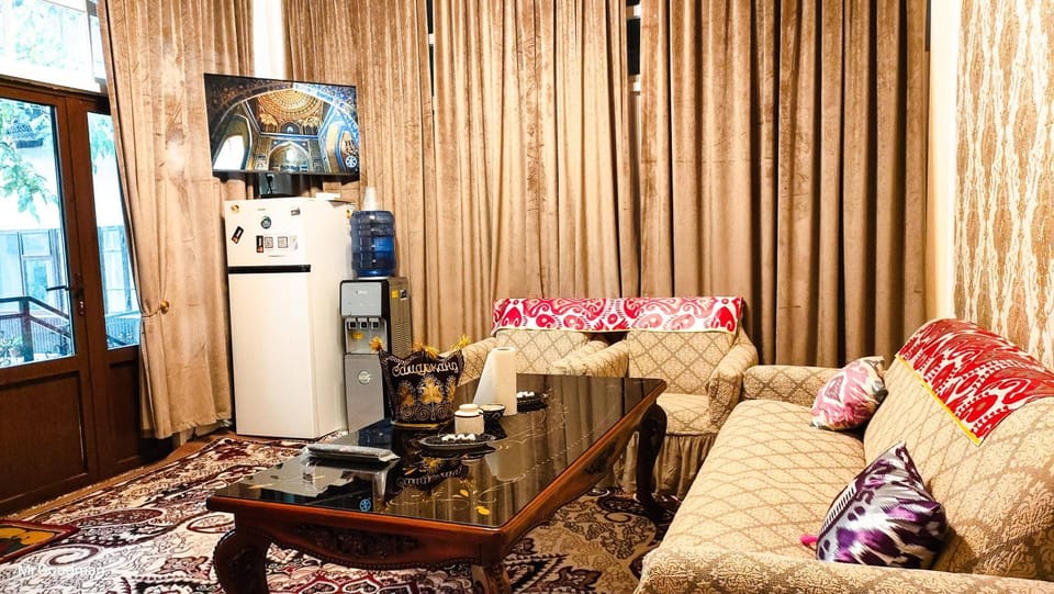 Communal lounge/ TV room, TV and multimedia, Living room, Seating area, Dining area