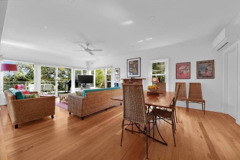 TV and multimedia, Living room, Seating area, Dining area, fireplace, air conditioner