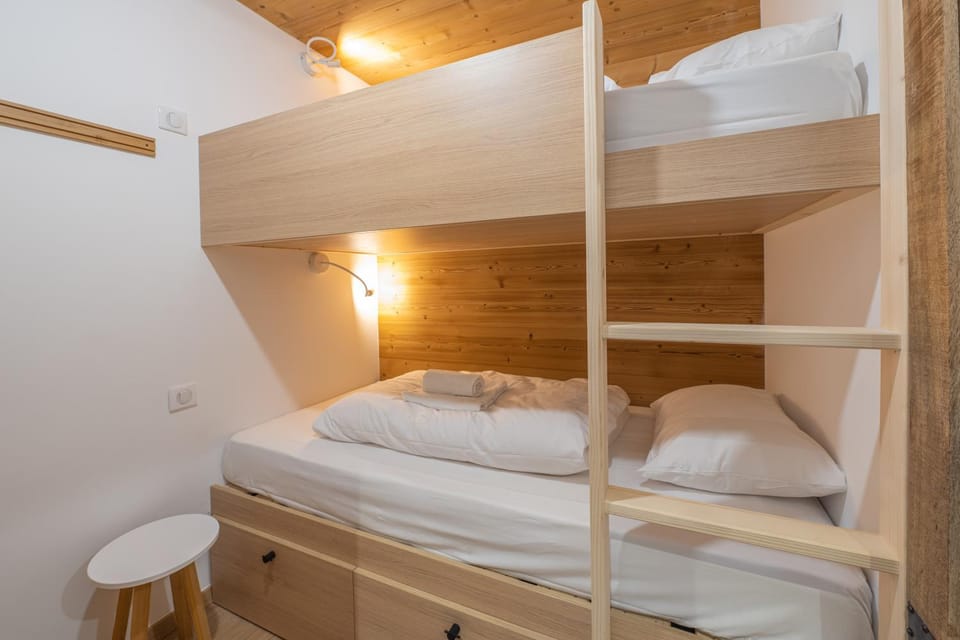 Bedroom, bunk bed