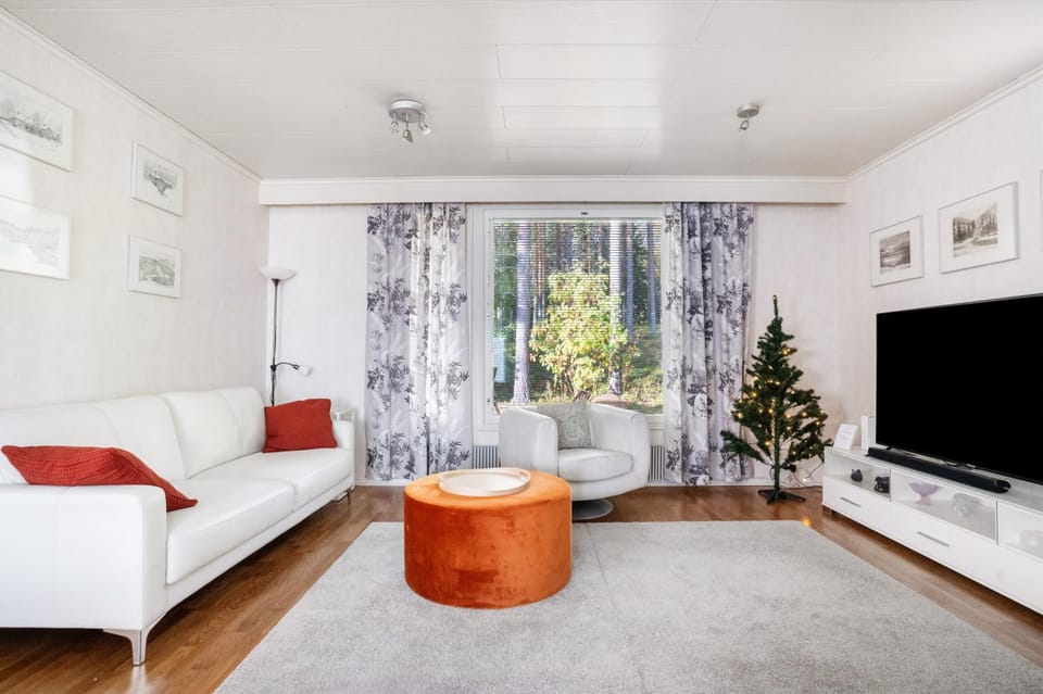 Communal lounge/ TV room, TV and multimedia, Living room, Seating area, Evening entertainment