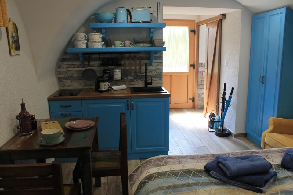 Kitchen or kitchenette, Dining area