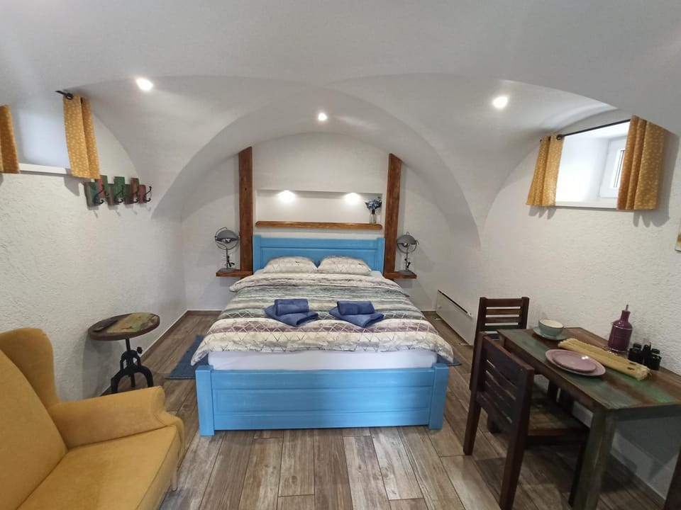Bed, Photo of the whole room, Dining area, Bedroom, towels