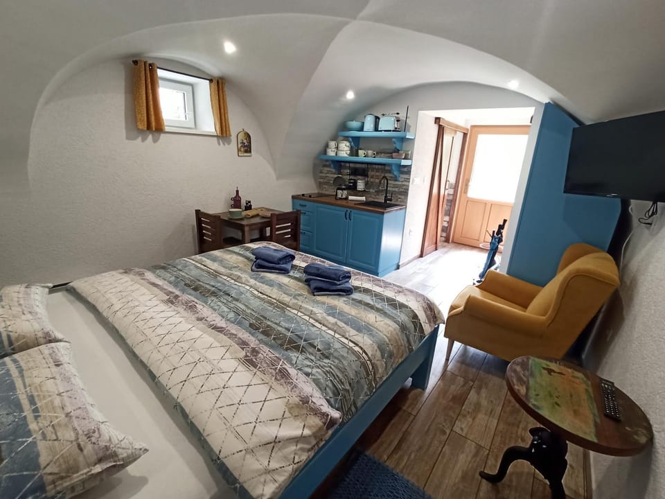 Bed, Kitchen or kitchenette, Photo of the whole room, Dining area, Bedroom