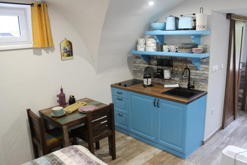 Coffee/tea facilities, Kitchen or kitchenette, Dining area, stove, toaster
