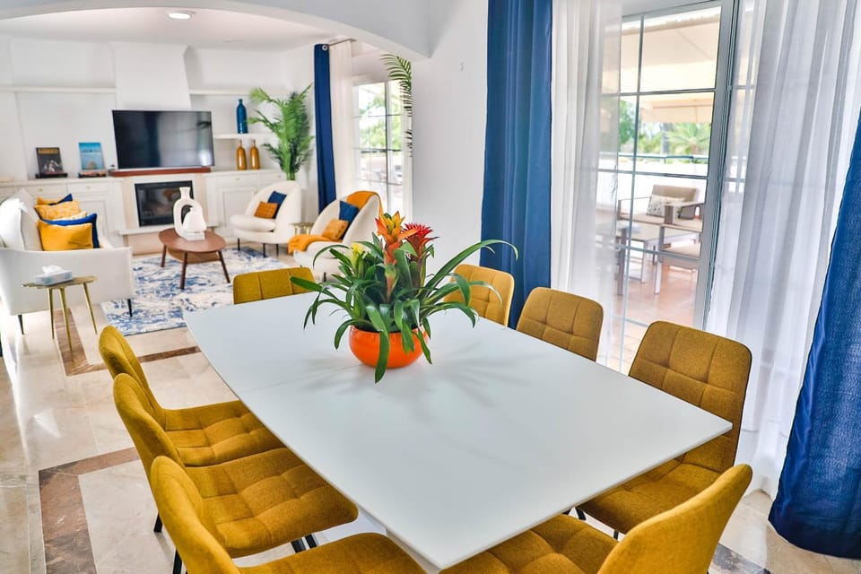 TV and multimedia, Living room, Seating area, Dining area