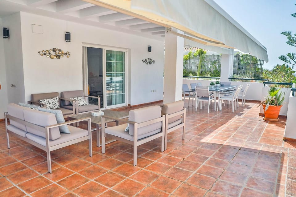 Patio, Day, Solarium, Balcony/Terrace, Dining area, sunbed