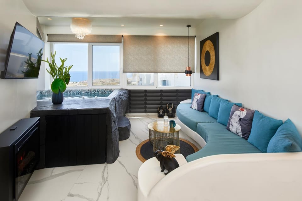 Hot Tub, TV and multimedia, Living room, Seating area, Evening entertainment