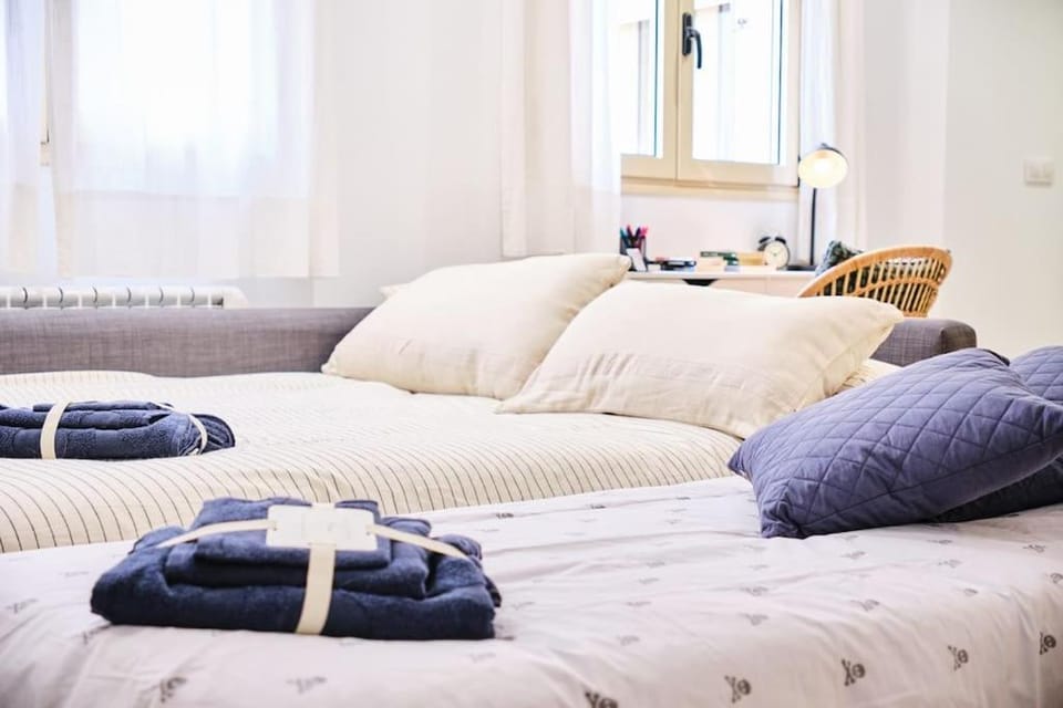 Bed, Living room