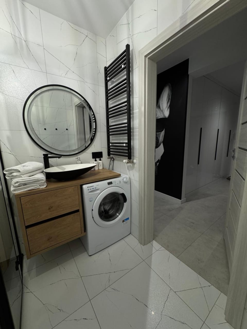 Bathroom, towels, washing machine