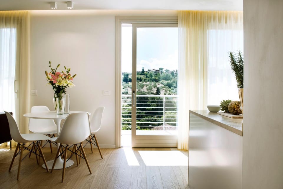 Day, Dining area