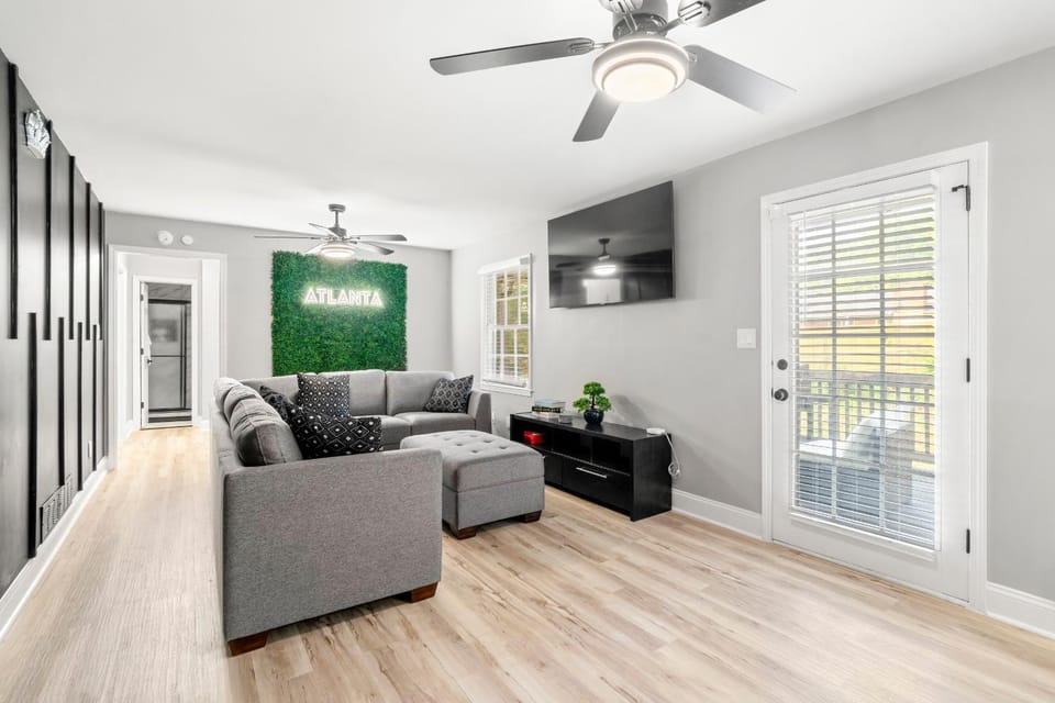 TV and multimedia, Living room, Seating area, fireplace