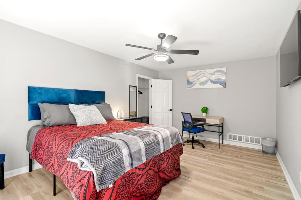 Bed, TV and multimedia, Bedroom, fireplace, hair dresser