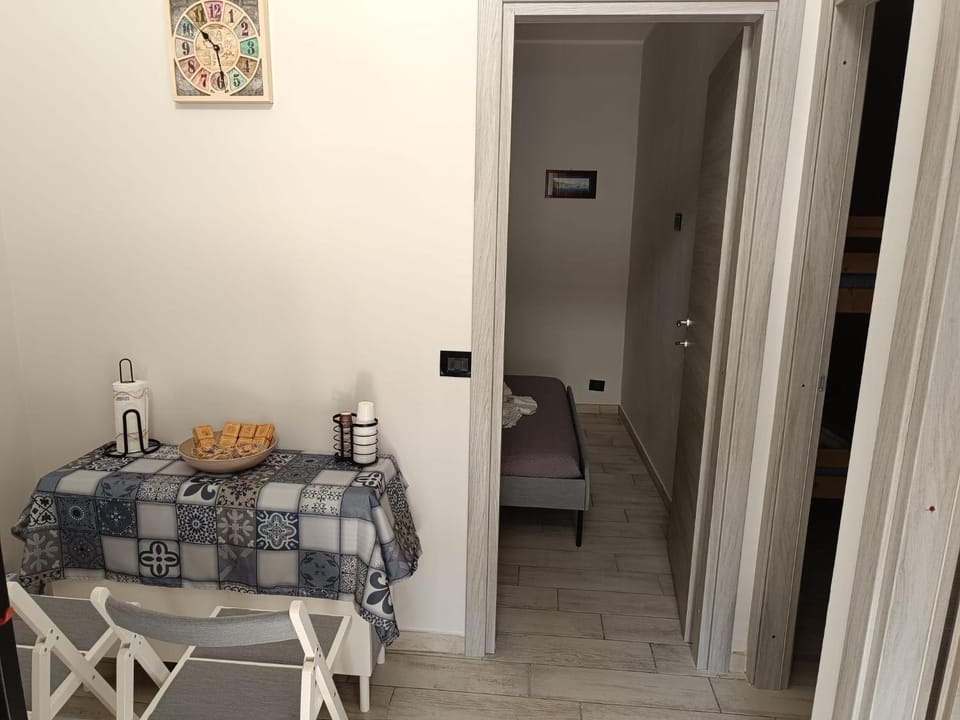 Photo of the whole room, Dining area