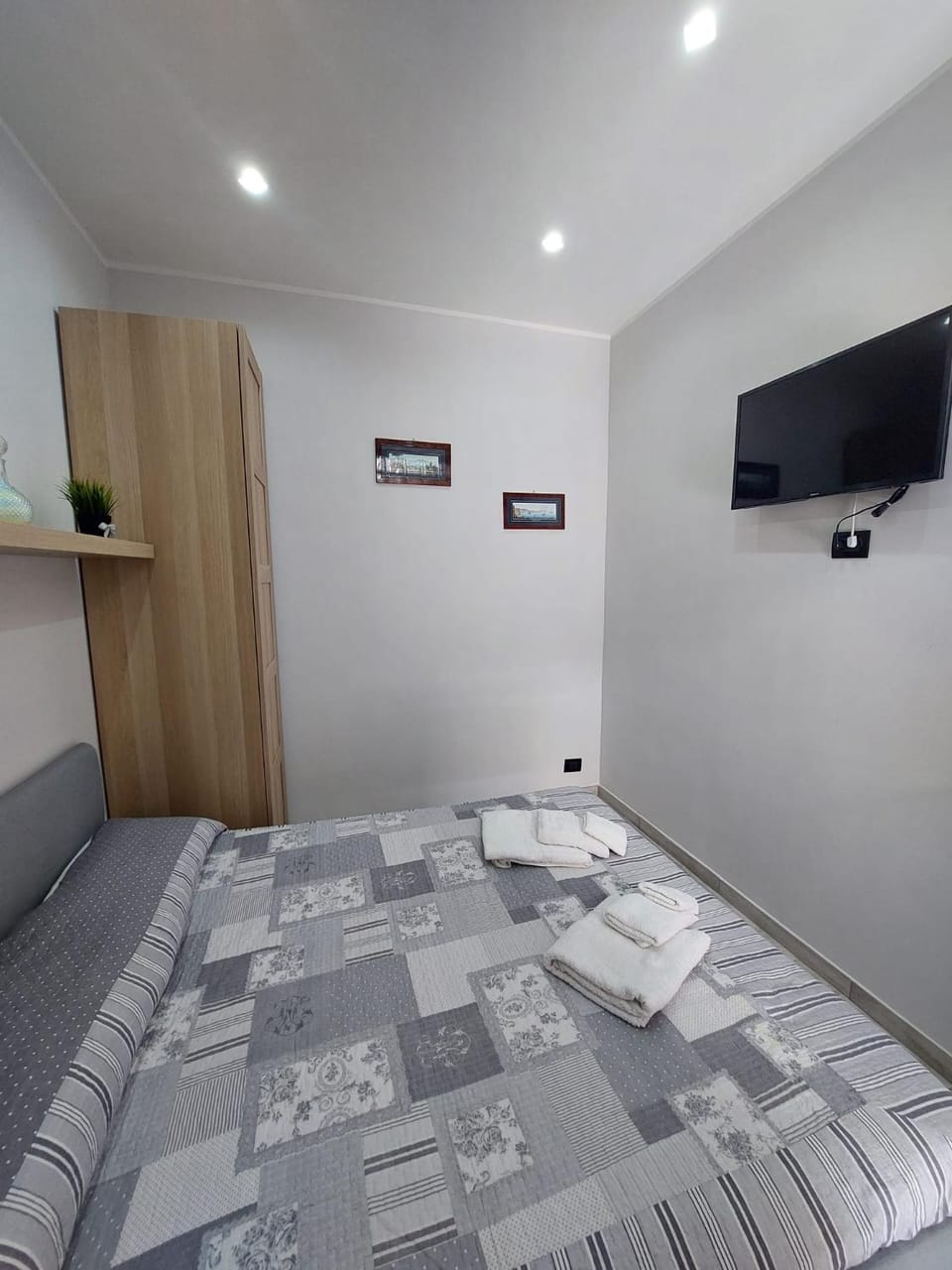 Bed, Bedroom, microwave