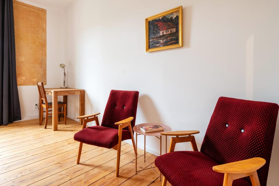 Photo of the whole room, Seating area