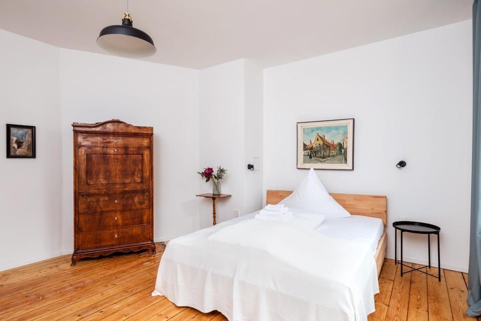 Bed, Photo of the whole room, wardrobe