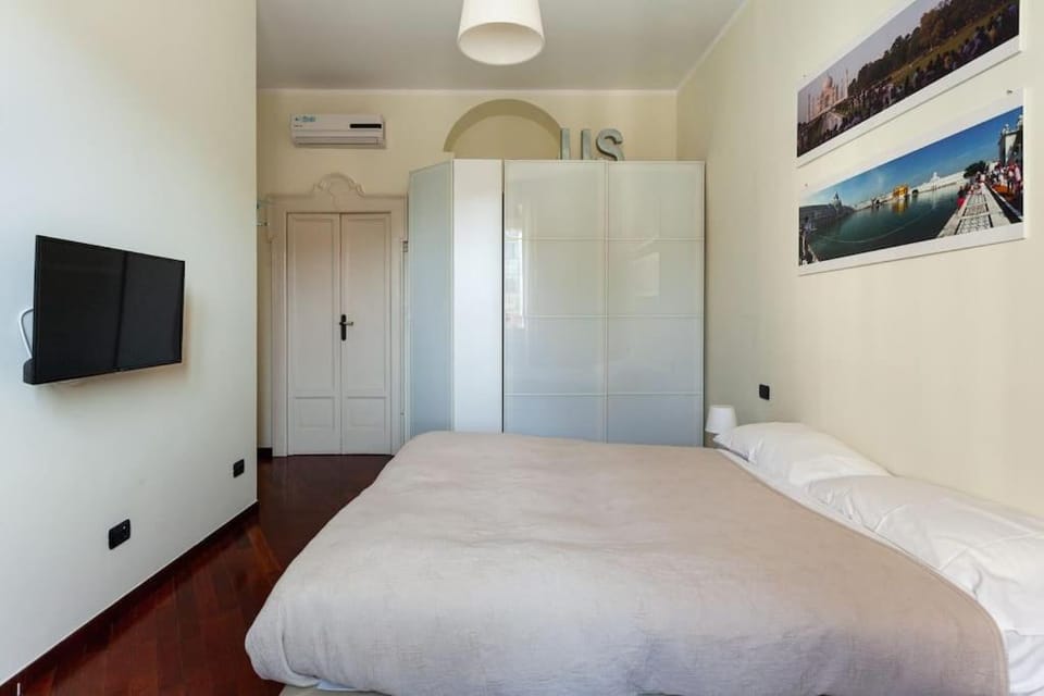 TV and multimedia, Photo of the whole room, Bedroom, wardrobe
