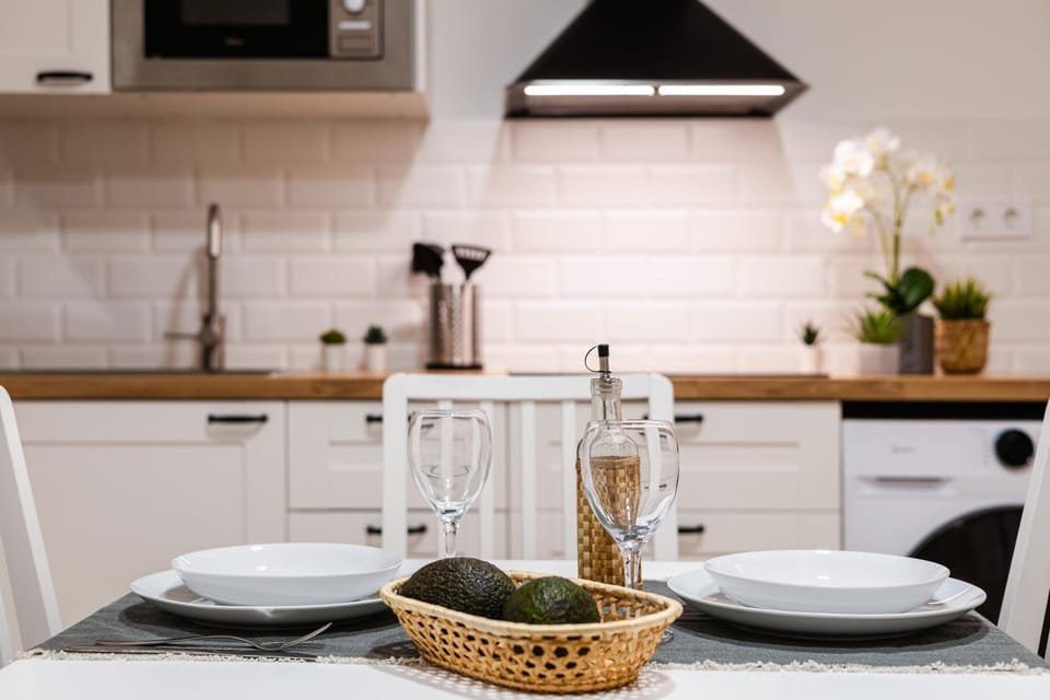 Kitchen or kitchenette, Dining area, minibar, stove