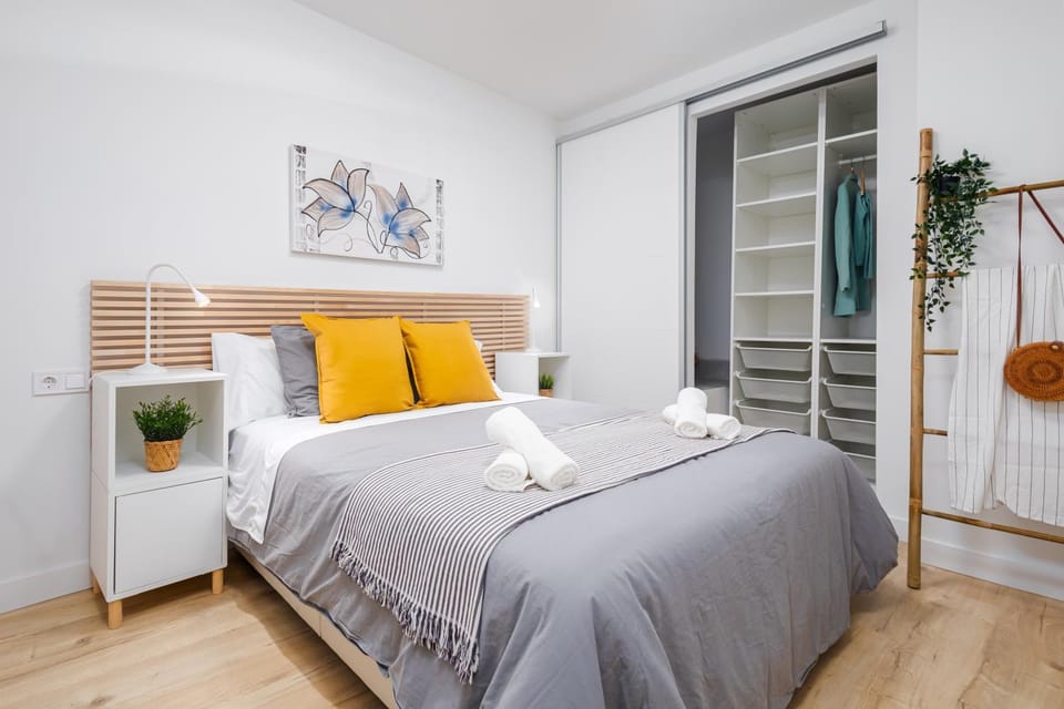 Bed, Photo of the whole room, Bedroom, towels