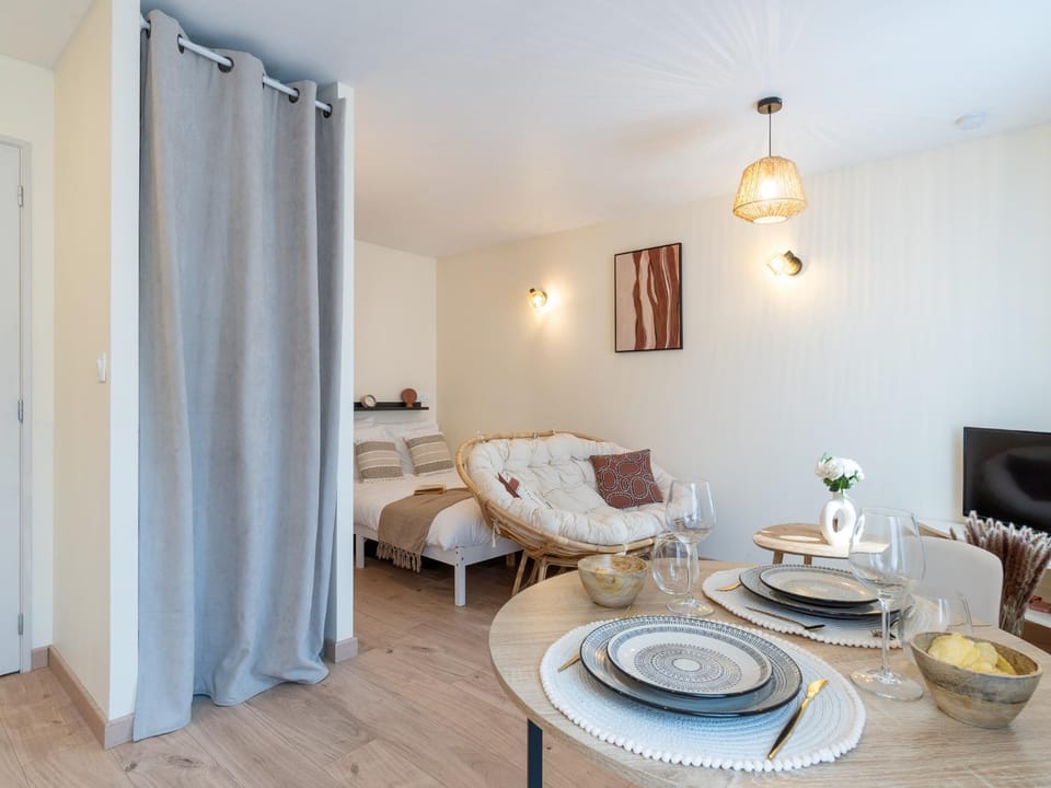 Bed, Living room, Photo of the whole room, Seating area, Dining area