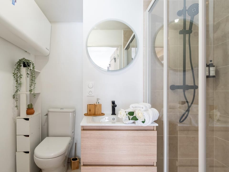 Shower, Toilet, Bathroom, towels