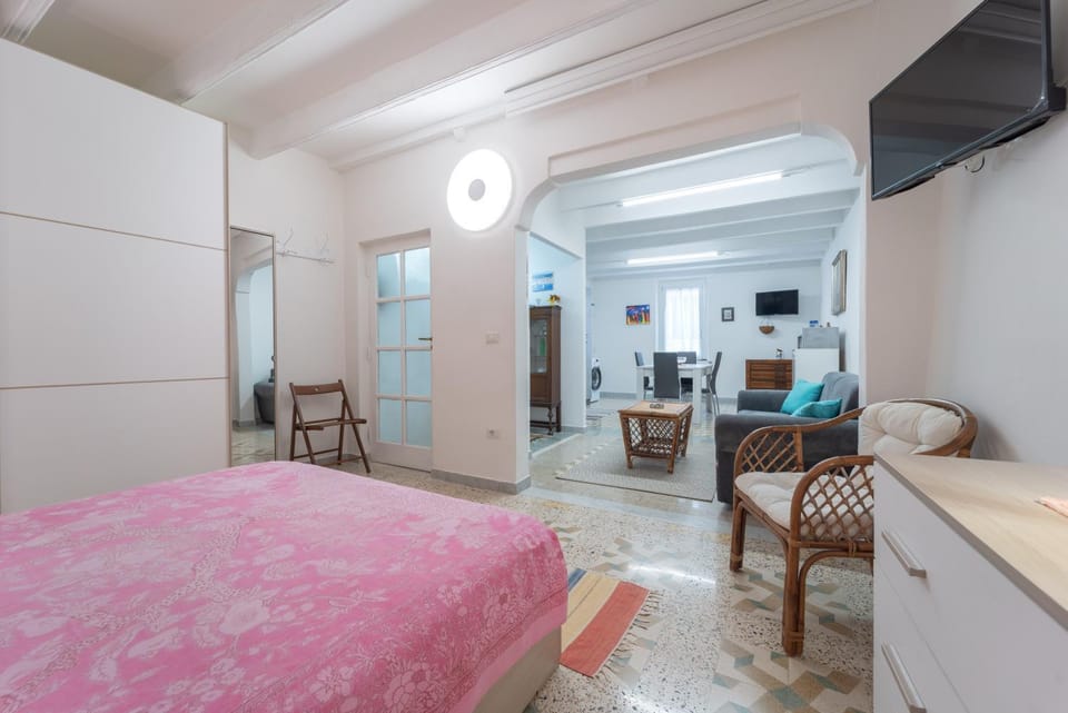 Bed, TV and multimedia, Kitchen or kitchenette, Living room, Photo of the whole room, Seating area, Dining area, Bedroom