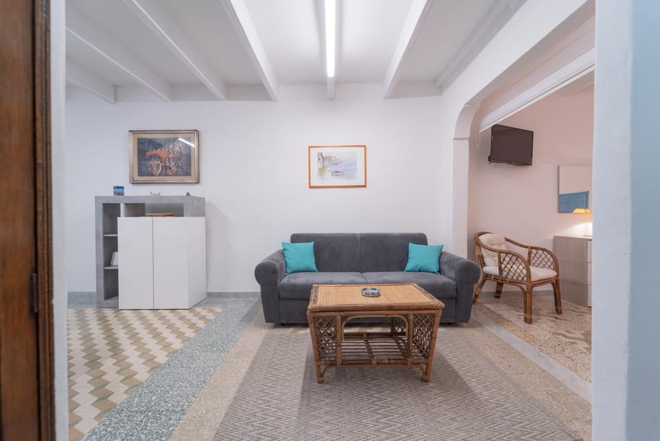 TV and multimedia, Kitchen or kitchenette, Living room, Seating area