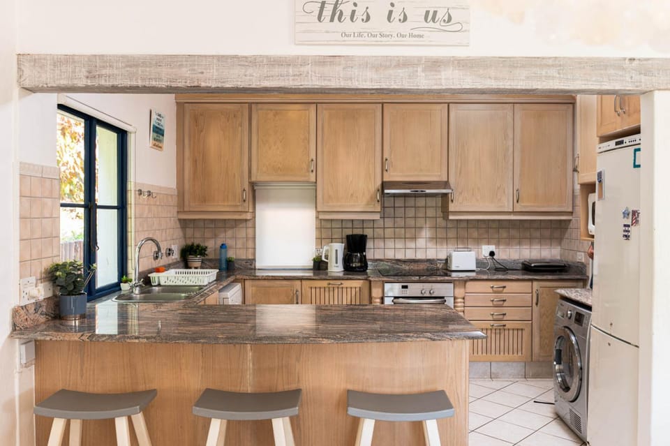 Kitchen or kitchenette, Dining area, dishwasher, minibar, pet friendly, stove, toaster