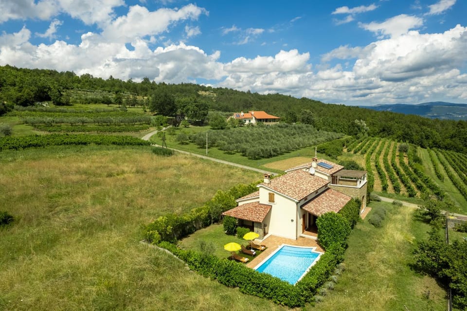 Property building, Day, Natural landscape, Bird's eye view, Garden, Garden view, Mountain view, Pool view, Swimming pool