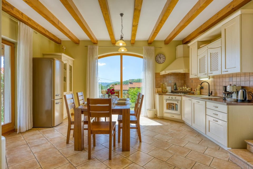 Coffee/tea facilities, Kitchen or kitchenette, Food and drinks, Seating area, Dining area, Communal kitchen, dishwasher, oven, stove, toaster, kitchen
