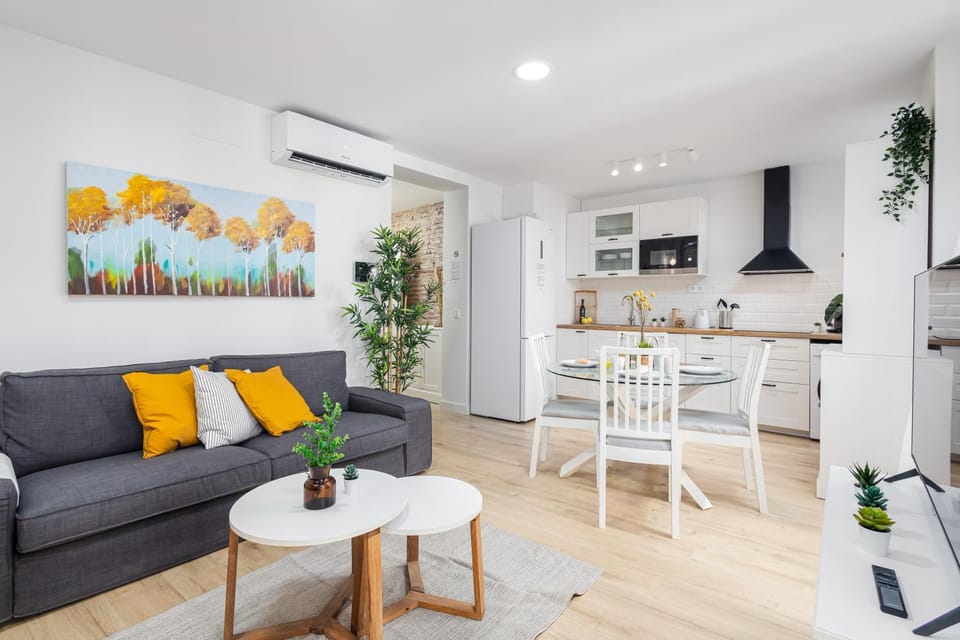 TV and multimedia, Kitchen or kitchenette, Living room, Seating area, Dining area, stove, air conditioner
