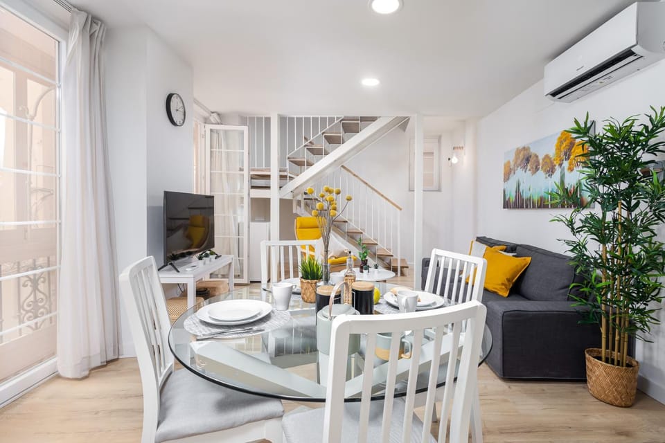 TV and multimedia, Kitchen or kitchenette, Living room, Seating area, Dining area