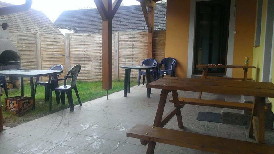 Restaurant/places to eat, Neighbourhood, Natural landscape, Supermarket/grocery shop, Swimming pool
