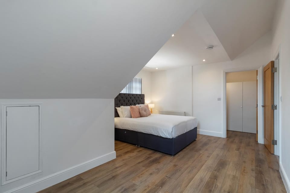 Private Apartments & En-suite Double Rooms - 5 Minute Walk to Hendon Central Station - Reach Central London in just 21 Minutes Vacation rental in London