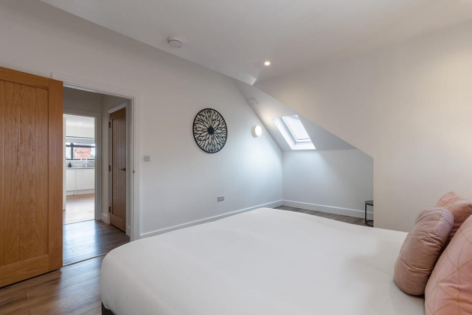 Private Apartments & En-suite Double Rooms - 5 Minute Walk to Hendon Central Station - Reach Central London in just 21 Minutes Vacation rental in London