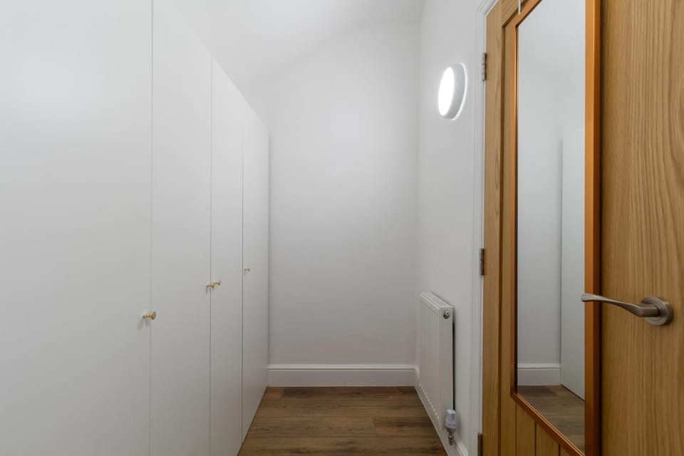 Private Apartments & En-suite Double Rooms - 5 Minute Walk to Hendon Central Station - Reach Central London in just 21 Minutes Vacation rental in London